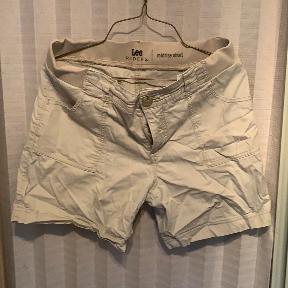 Khaki mid rise half elastic shorts